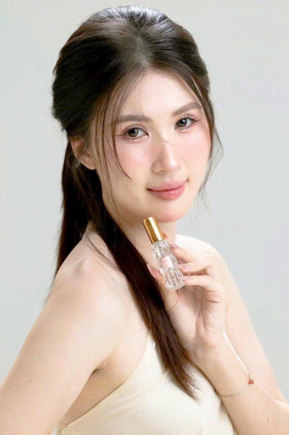 Nước hoa nữ SR Rossy: Tái hiện vẻ thanh lịch và quyến rũ của vườn hồng tươi mới - Ảnh 1 Nước hoa nữ SR Rossy: Tái hiện vẻ thanh lịch và quyến rũ của vườn hồng tươi mới - Ảnh 1